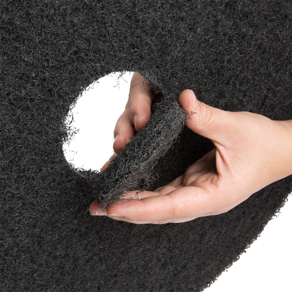 3M 7200 black pad fiber thickness held in hand — product detail, 16-inch five-pad case